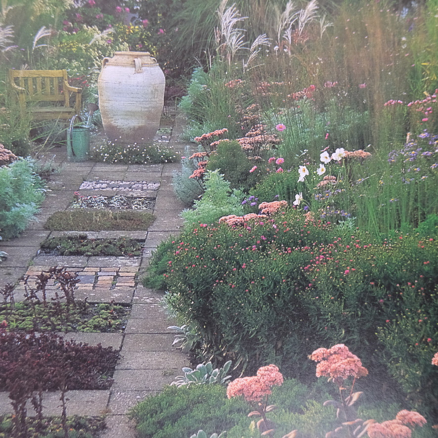 ORNAMENT IN THE SMALL GARDEN